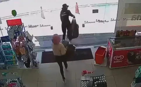 Mulher é presa suspeita de assaltar farmácia e levar 40 perfumes importados em João Pessoa